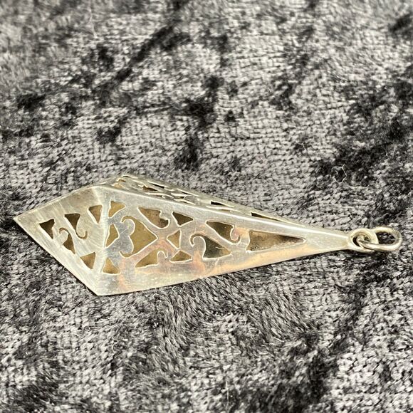 Vintage Sterling Silver Gothic Scrollwork Pyramid Necklace Pendent 2.2 g - Picture 2 of 7